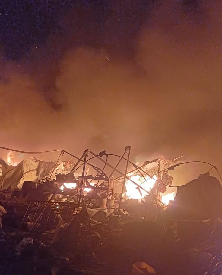 🔴🔴قصف مستودع غذائي بجانب خيام نازحين وتضرر عشرات الخيام - ويتم نقل مصابين...